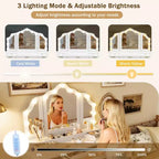 Toeletta Lillian Boho Modern in legno con specchio a tre ante, 13 lampadine, 5 cassetti e stazione di ricarica