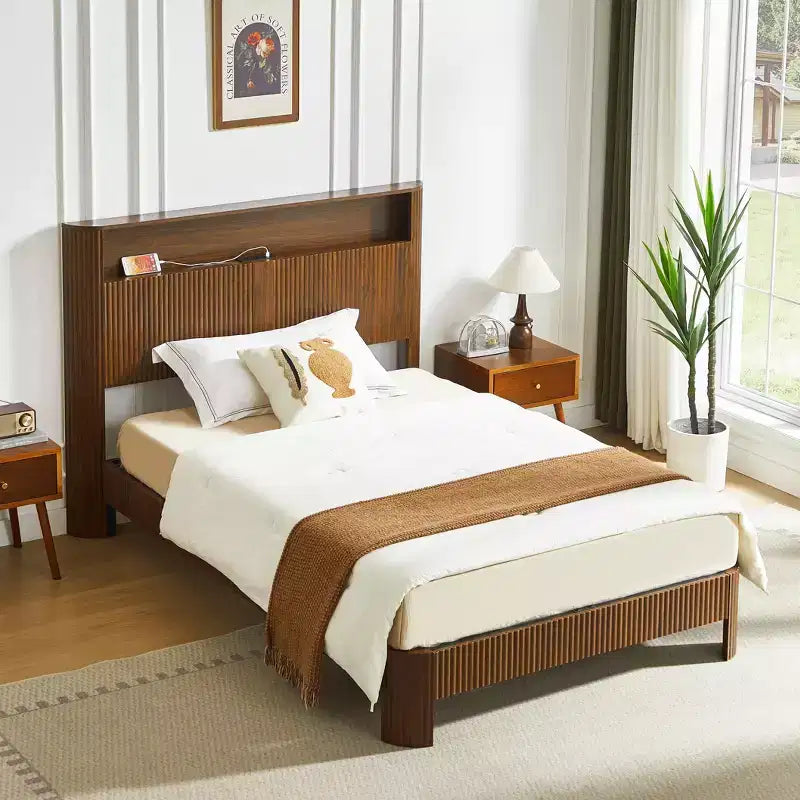 Struttura letto extra large da 84 pollici con testiera contenitore, stazione di ricarica integrata, design a onda, finitura noce