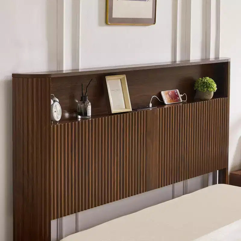 Struttura letto extra large da 84 pollici con testiera contenitore, stazione di ricarica integrata, design a onda, finitura noce
